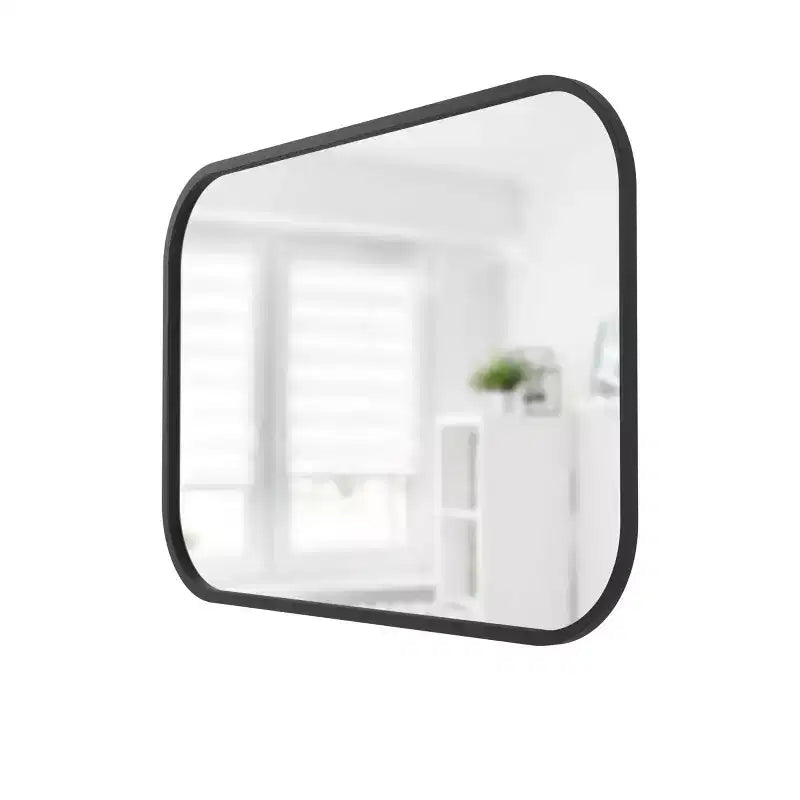 Miroir mural rectangulaire de 24 po x 36 po avec moyeu noir - Umbra : design moderne, aucun assemblage, montage mural