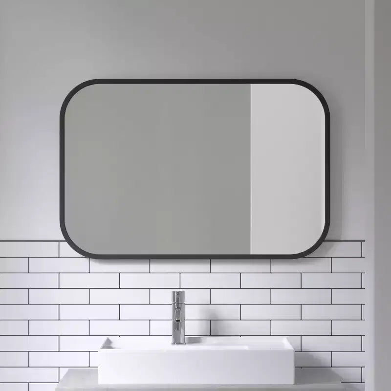 Miroir mural rectangulaire de 24 po x 36 po avec moyeu noir - Umbra : design moderne, aucun assemblage, montage mural