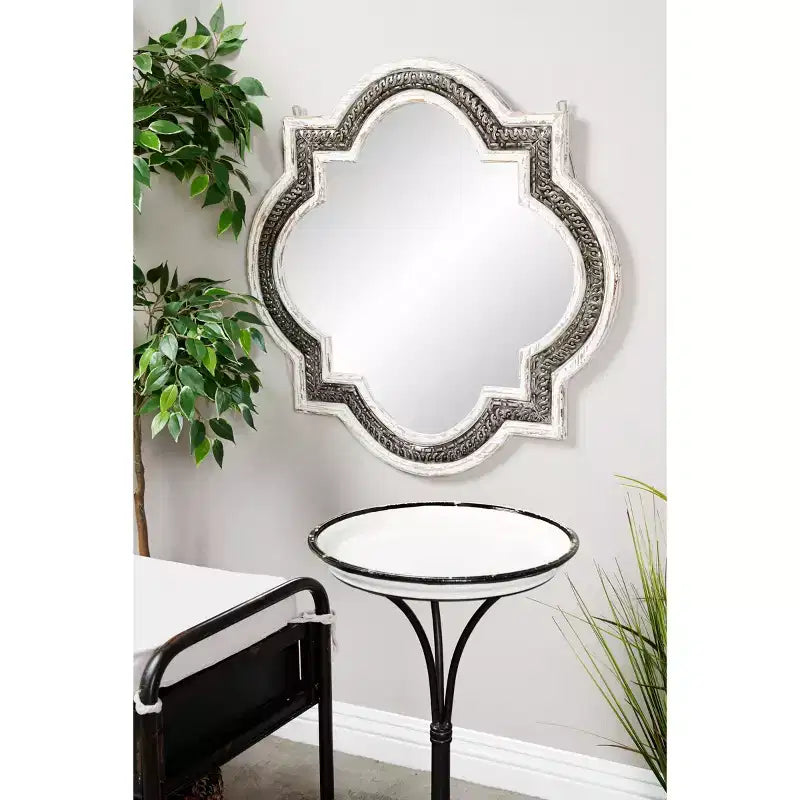 Miroir Mural Blanc Trèfle en Bois - Olivia & May : Incrustation en Fer Baroque, Aucun Assemblage Requis