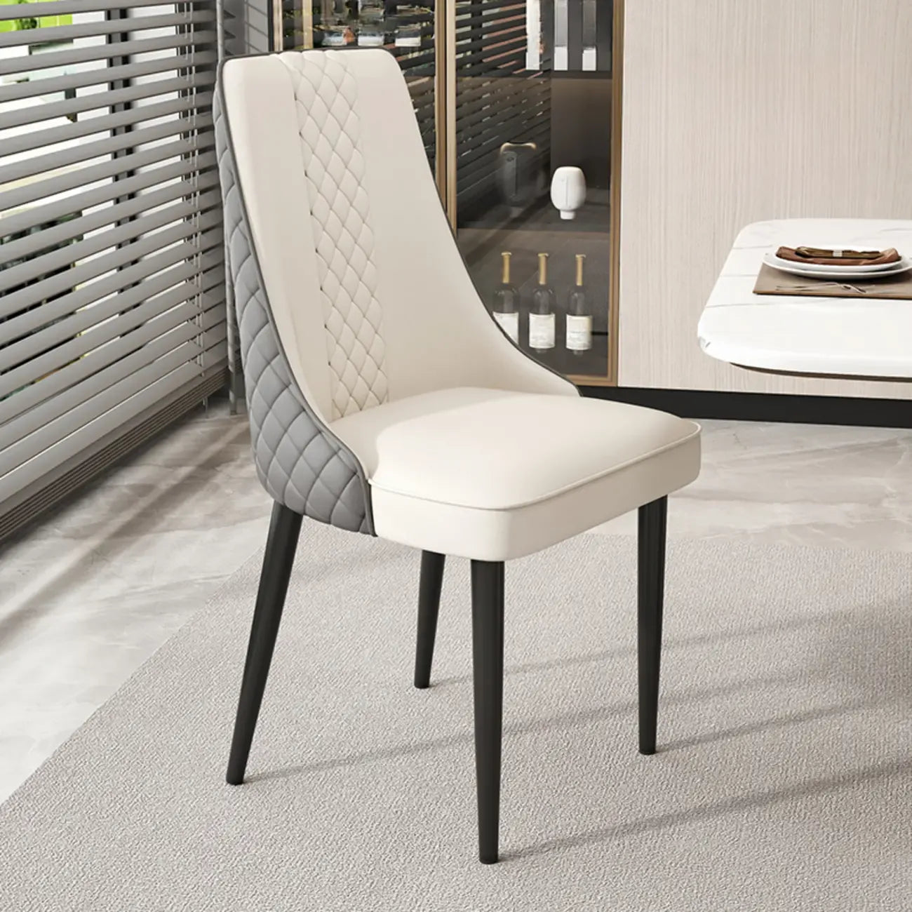 Chaise de salle à manger en similicuir avec haut dossier et accoudoirs inclinés