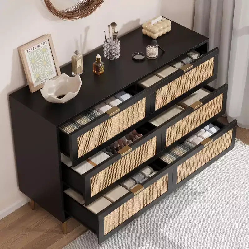 Commode 6 tiroirs en rotin naturel avec pieds et poignées dorés, grand meuble de rangement pour chambre ou salon, dispositif anti-basculement et grande surface supérieure