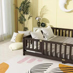 Lit de sol MAYEERTY Queen avec clôture, porte, barrières de lit en bois d'hévéa marron