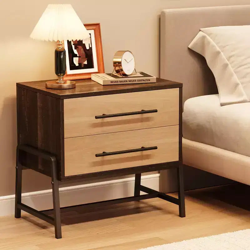 Table d'appoint en bois clair avec pieds en métal, table de chevet avec rangement, tables d'appoint modernes du milieu du siècle pour chambre à coucher, salon.