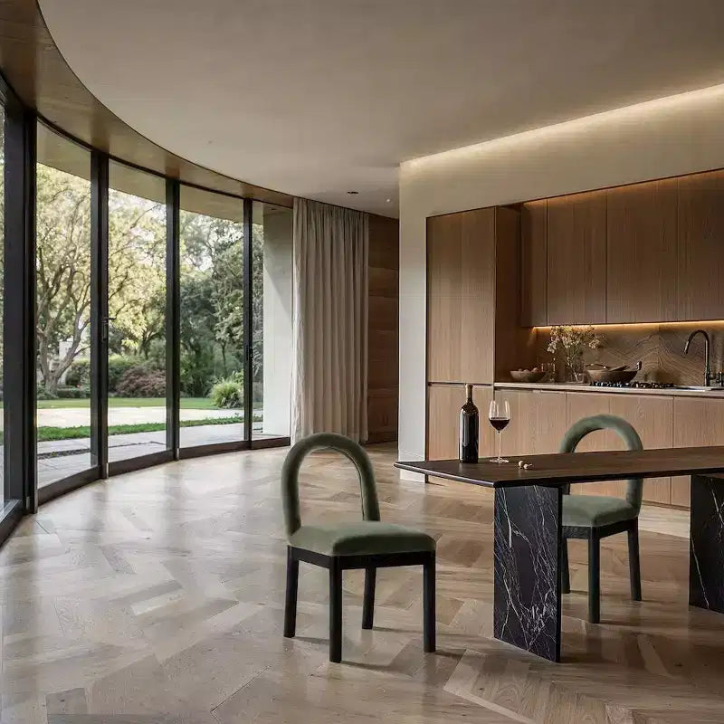 Meridian Furniture, Chaise de salle à manger en velours Conrad