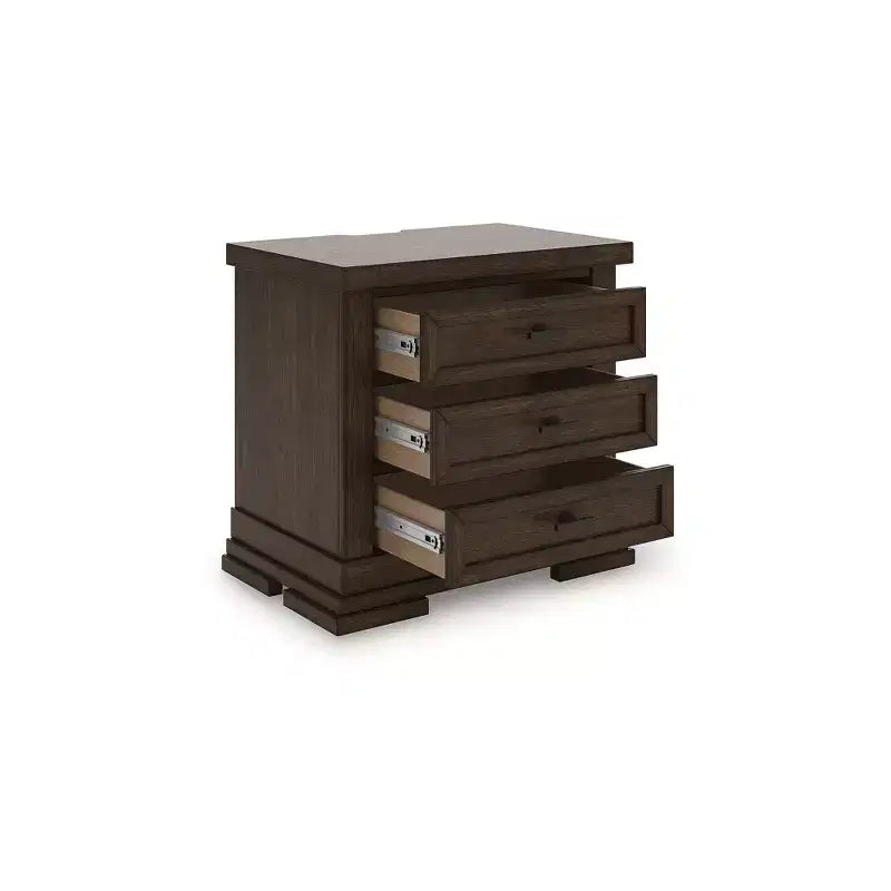 Table de chevet à 3 tiroirs Taffenbrook de Signature Design by Ashley avec ports de chargement USB et prises électriques - Marron moyen