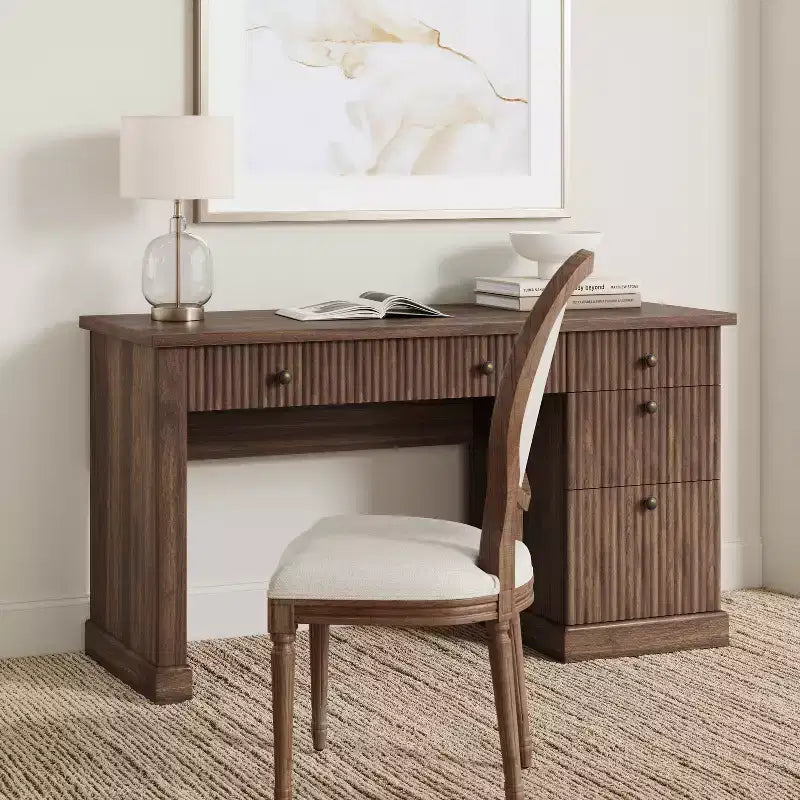 Garvee Fluted Home Office Desk Storage, Bureau de direction moderne 54 pouces avec station de charge, Bureau d'ordinateur en bois avec tiroirs classeurs pour l'étude