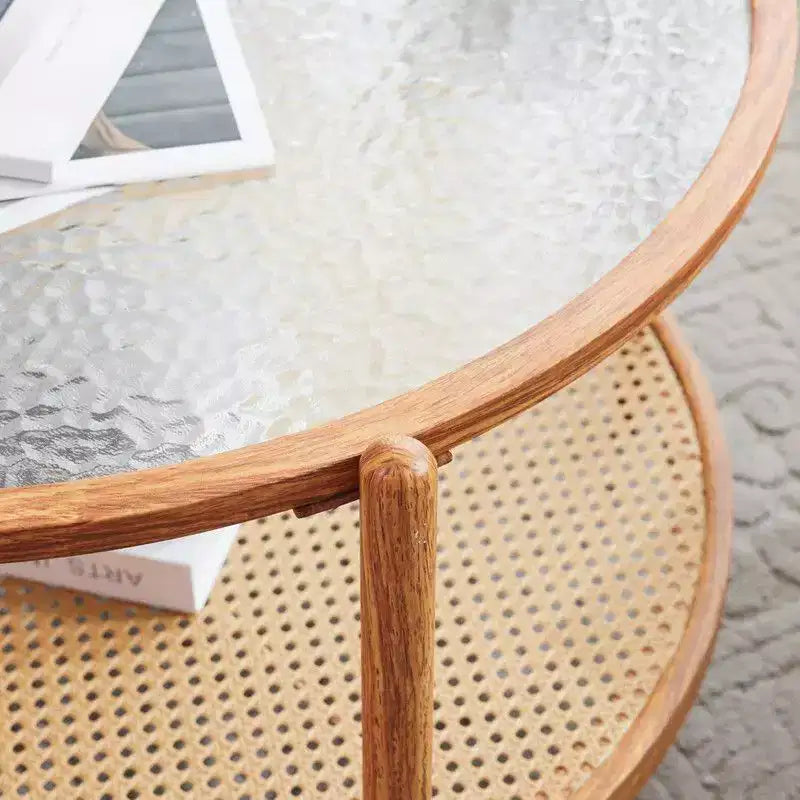 Table basse avec plateau rond en verre à double ondulation et rotin PE assorti à une structure en fer à transfert thermique effet bois