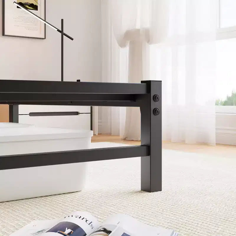 MAYEERTY Cadre de lit Queen Size en métal avec tête de lit en bois, étagère de chargement, silencieux, sans sommier tapissier, marron rustique