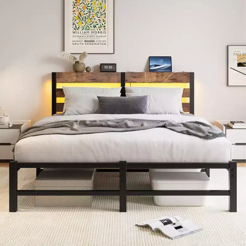 MAYEERTY Cadre de lit Queen Size en métal avec tête de lit en bois, étagère de chargement, silencieux, sans sommier tapissier, marron rustique