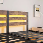 MAYEERTY Cadre de lit Queen Size en métal avec tête de lit en bois, étagère de chargement, silencieux, sans sommier tapissier, marron rustique