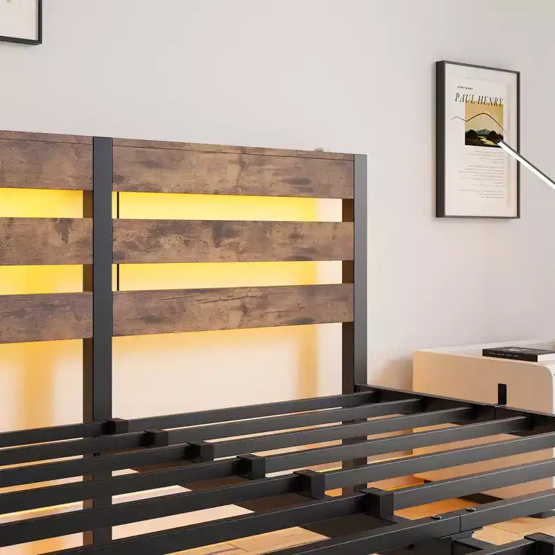 MAYEERTY Cadre de lit Queen Size en métal avec tête de lit en bois, étagère de chargement, silencieux, sans sommier tapissier, marron rustique