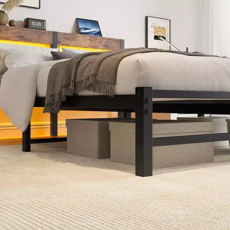 MAYEERTY Cadre de lit Queen Size en métal avec tête de lit en bois, étagère de chargement, silencieux, sans sommier tapissier, marron rustique
