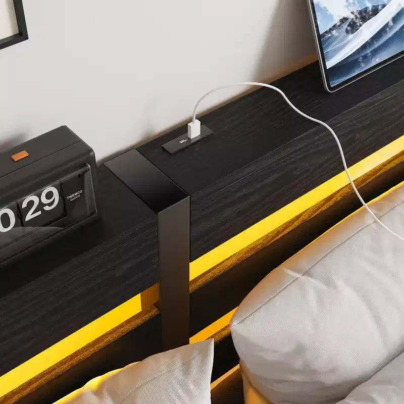 MAYEERTY Lit Queen Size Noir Métal Tête de lit en Bois Cadre de Lit Lumières RVB Chargeur Étagère de Rangement Silencieux Pas de Sommier Tapissier Nécessaire