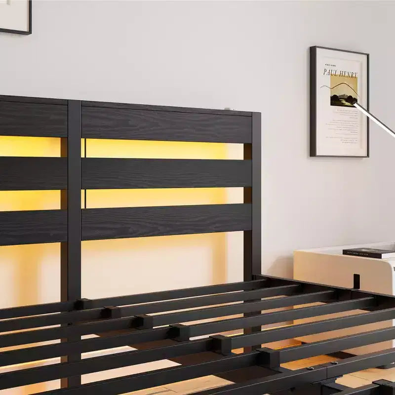 MAYEERTY Lit Queen Size Noir Métal Tête de lit en Bois Cadre de Lit Lumières RVB Chargeur Étagère de Rangement Silencieux Pas de Sommier Tapissier Nécessaire