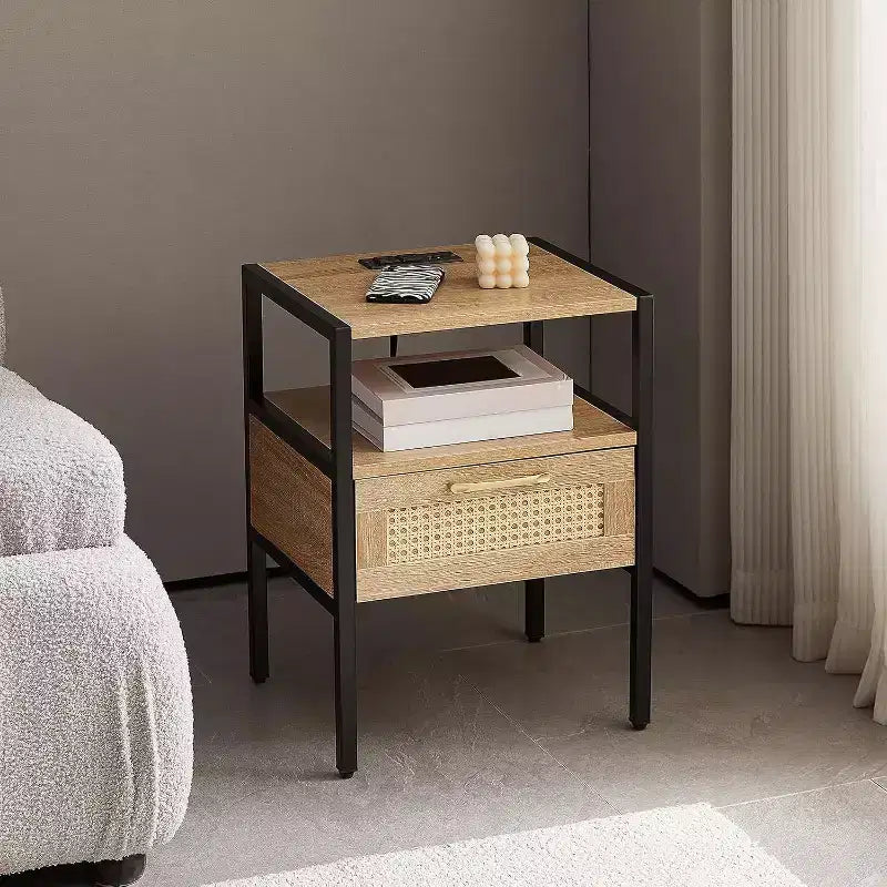 Table de chevet Acekool en rotin avec station de charge, tiroir et étagère ouverte, table d'appoint compacte pour chambre et salon, naturelle