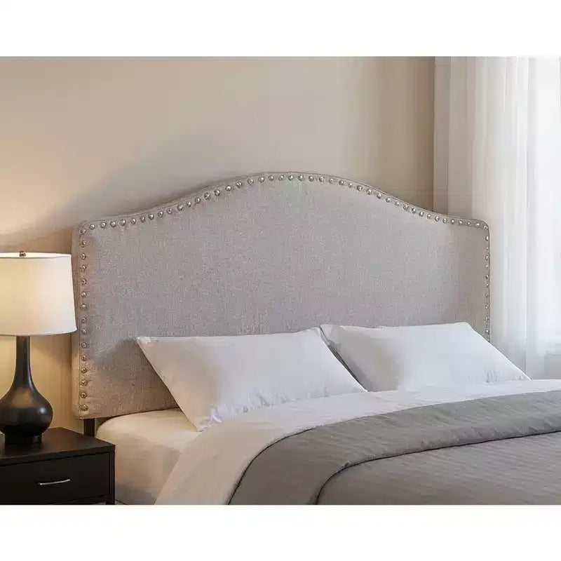 Tête de lit capitonnée pleine grandeur HomeRoots en mélange de lin gris avec bordure cloutée et forme arquée