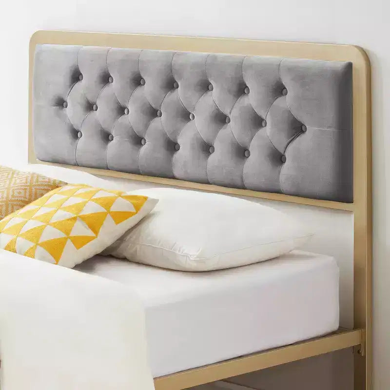Lit plateforme pleine taille en velours capitonné avec tête et pied de lit touffetés