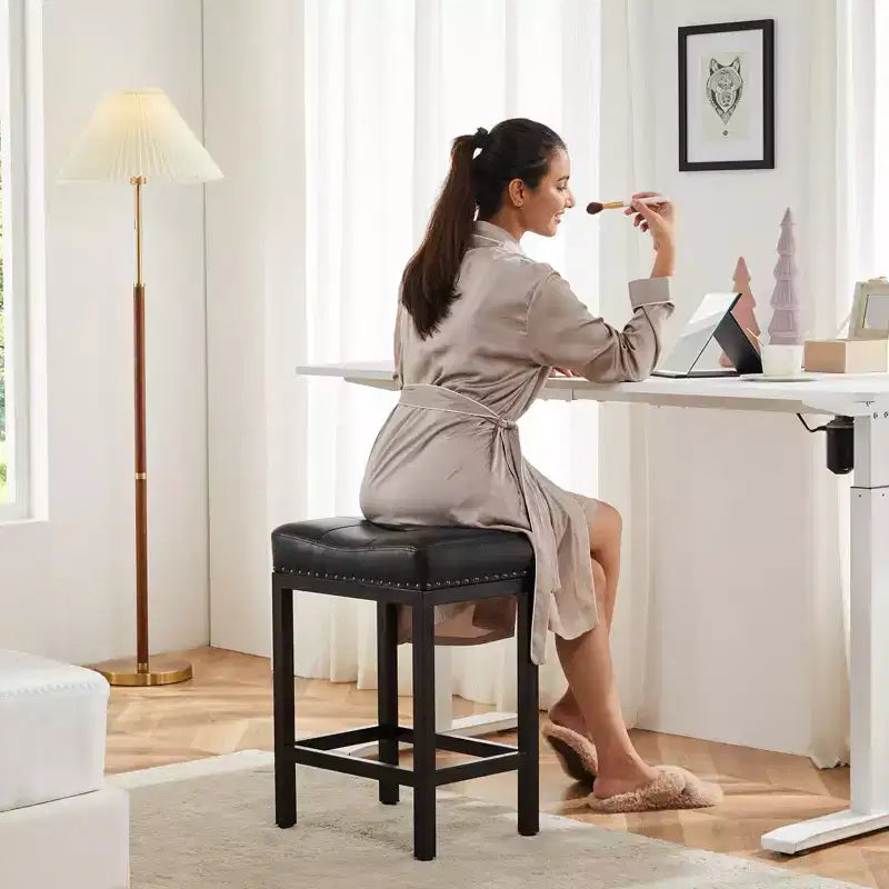 Lot de 2 tabourets de bar rembourrés pivotants et réglables en hauteur Okak avec repose-pieds, chaises de comptoir sans accoudoirs en cuir PU pour salles à manger