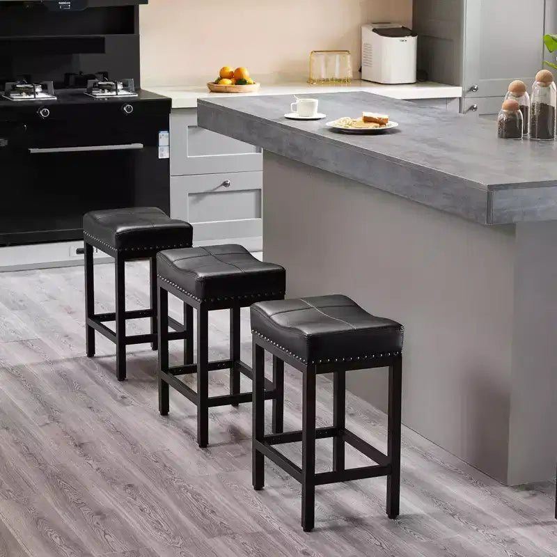 Lot de 2 tabourets de bar rembourrés pivotants et réglables en hauteur Okak avec repose-pieds, chaises de comptoir sans accoudoirs en cuir PU pour salles à manger