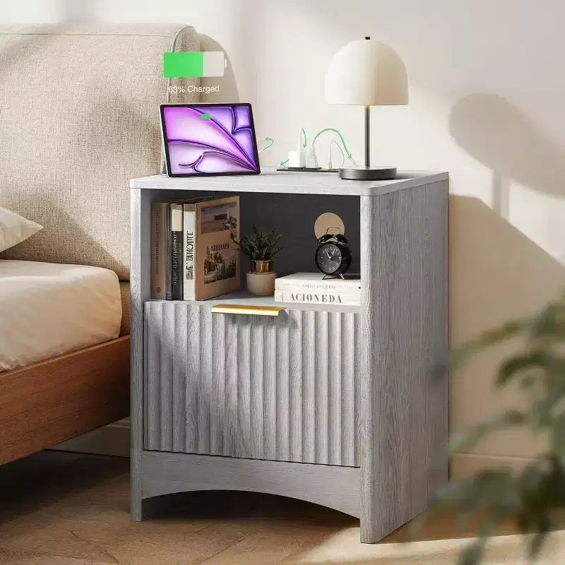 Table de chevet cannelée Marsail avec station de recharge, table de chevet réglable avec ports USB et CA, table d'appoint à 1 tiroir, finition grain de bois, chambre, gris