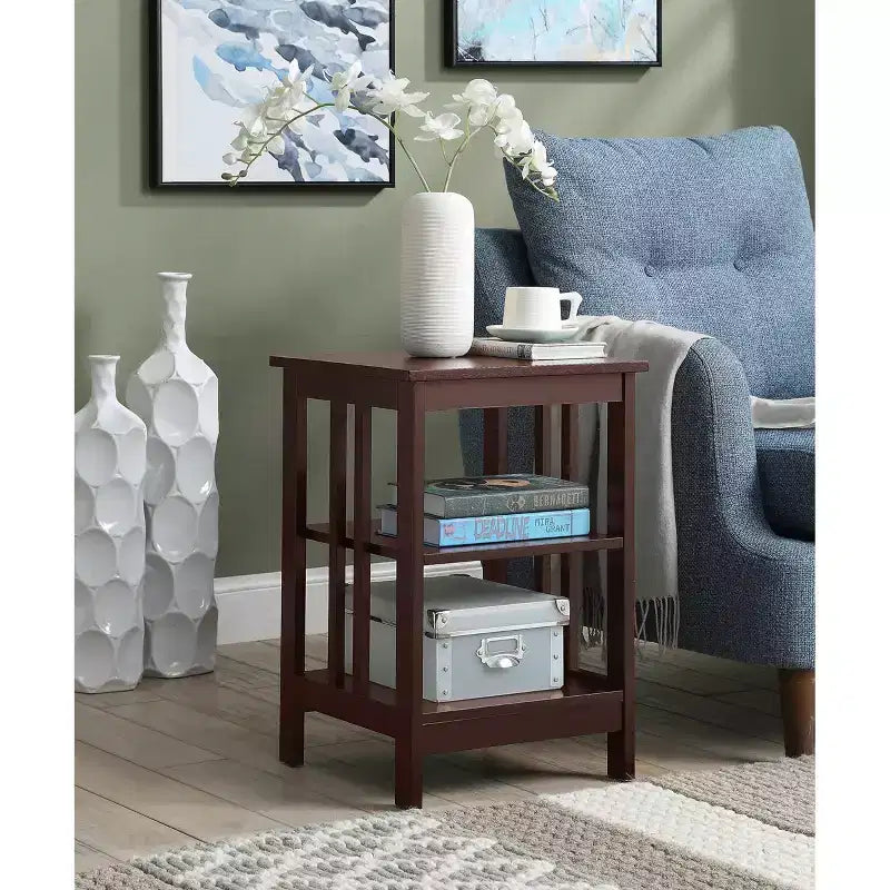 Table d'appoint Belmont de HomeStock avec surface spacieuse et étagères multiples, table d'appoint fonctionnelle pour le rangement de livres, de décorations et d'articles d'usage quotidien