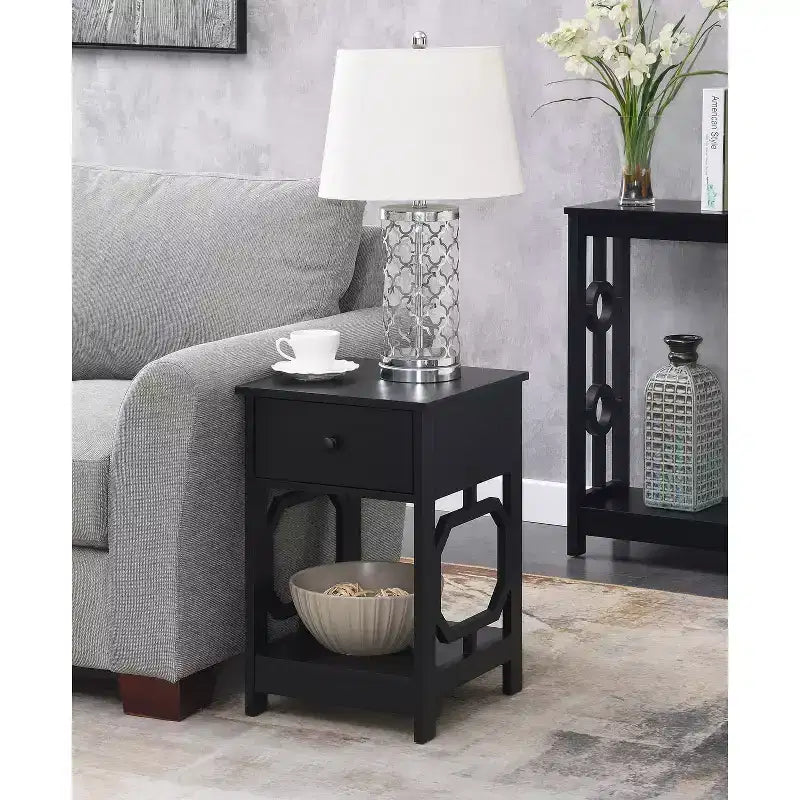 Table d'appoint HomeStock Belmont à 1 tiroir avec motif latéral octogonal, deux étagères et un tiroir coulissant, table d'appoint élégante pour le rangement de la chambre