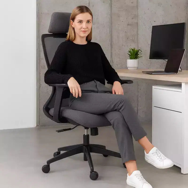 Chaise de bureau Okak à dossier haut, chaise de bureau avec appui-tête et roulettes, chaise de bureau en maille pour le bureau, le bureau ou la salle de lecture