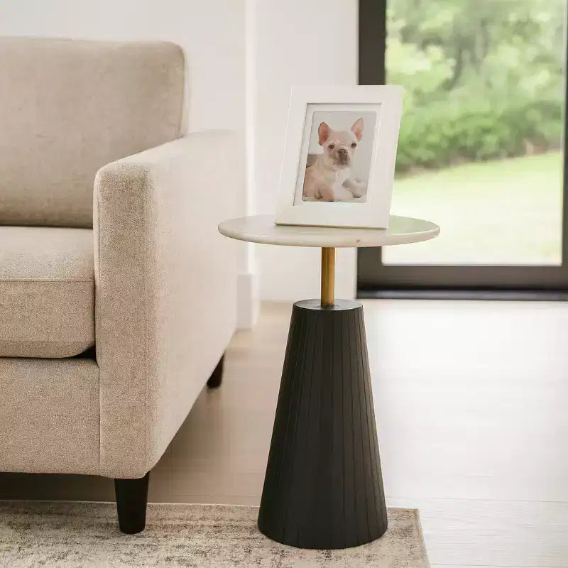 Table d'appoint intemporelle en marbre avec base cannelée élégante – Petite table d'appoint compacte pour la maison, la terrasse couverte ou le salon