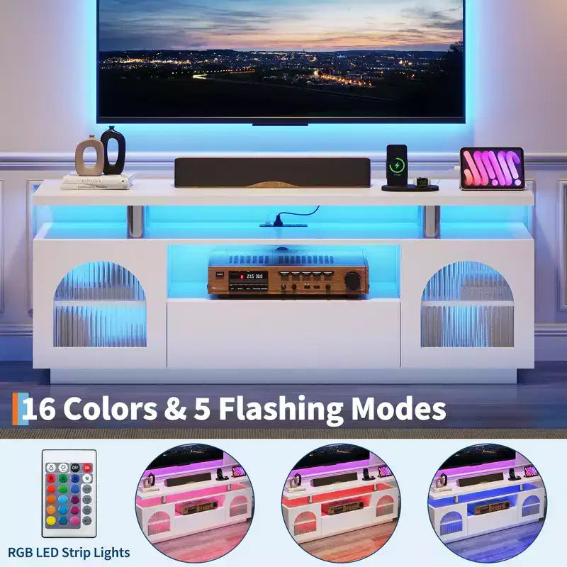 Meuble TV avec prises électriques et éclairage LED, unité multimédia dotée de grands tiroirs et d'étagères réglables, adapté au salon.