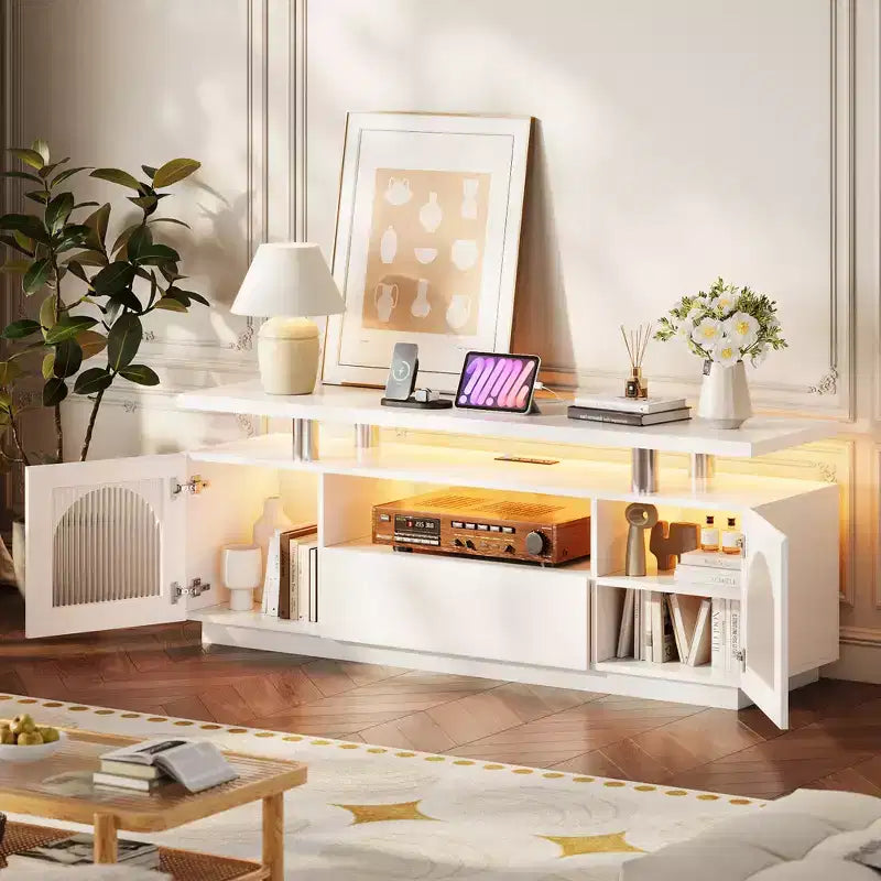Meuble TV avec prises électriques et éclairage LED, unité multimédia dotée de grands tiroirs et d'étagères réglables, adapté au salon.