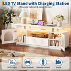 Meuble TV avec prises électriques et éclairage LED, unité multimédia dotée de grands tiroirs et d'étagères réglables, adapté au salon.