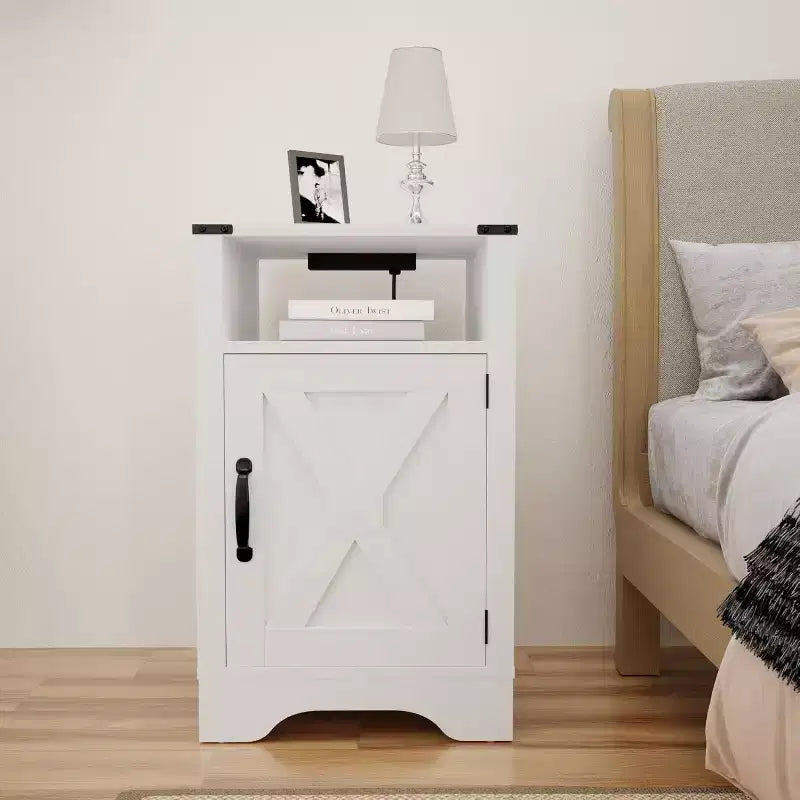 Heynemo Table de chevet haute de ferme avec station de recharge, Table d'appoint blanche avec rangement, Grande table de chevet rustique en bois pour chambre à coucher, bureau à domicile