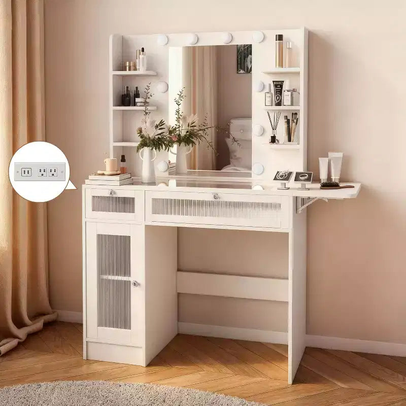 La coiffeuse blanche Dyonery est équipée d'un miroir et d'une lampe de bureau, et dispose d'un port de chargement USB. Elle comporte des armoires et des tiroirs.