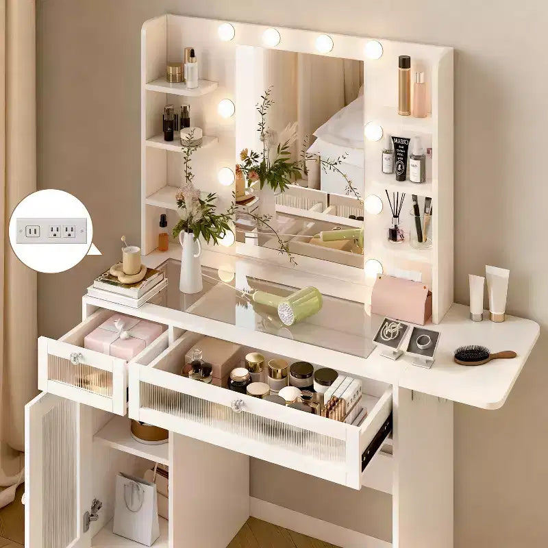 La coiffeuse blanche Dyonery est équipée d'un miroir et d'une lampe de bureau, et dispose d'un port de chargement USB. Elle comporte des armoires et des tiroirs.