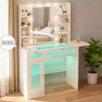 La coiffeuse blanche Dyonery est équipée d'un miroir et d'une lampe de bureau, et dispose d'un port de chargement USB. Elle comporte des armoires et des tiroirs.