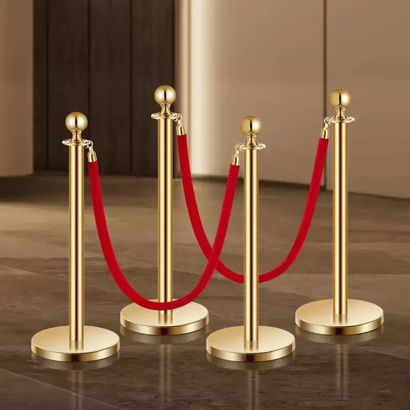 Poteaux de guidage VEVOR et cordons en velours 4 pièces, base creuse avec poteau en acier inoxydable, 2 cordons en velours rouge et poteaux, barrières de contrôle de foule, poteaux dorés, or