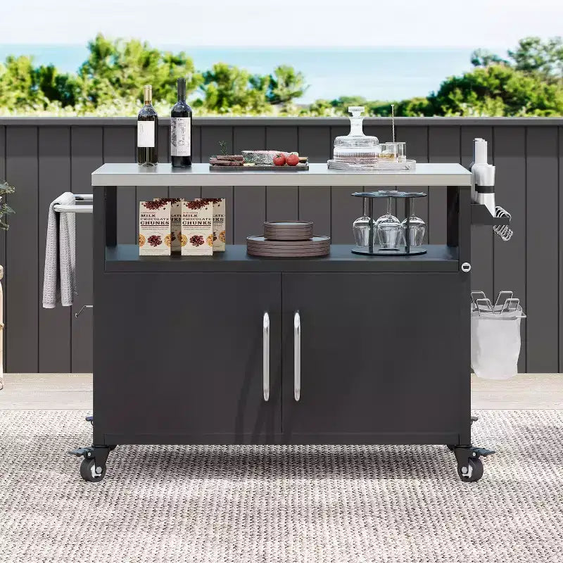 Îlot de cuisine d'extérieur de 138,4 cm avec plateau en acier inoxydable, chariot de bar d'extérieur avec 4 roulettes verrouillables pour barbecue extérieur