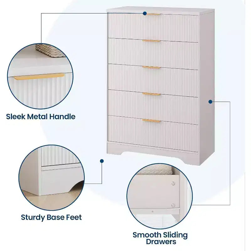 Commode à 5 tiroirs cannelés de 119 cm de hauteur avec poignées dorées, armoire de rangement au fini ton bois pour chambre, placard et entrée, organisateur multi-usage