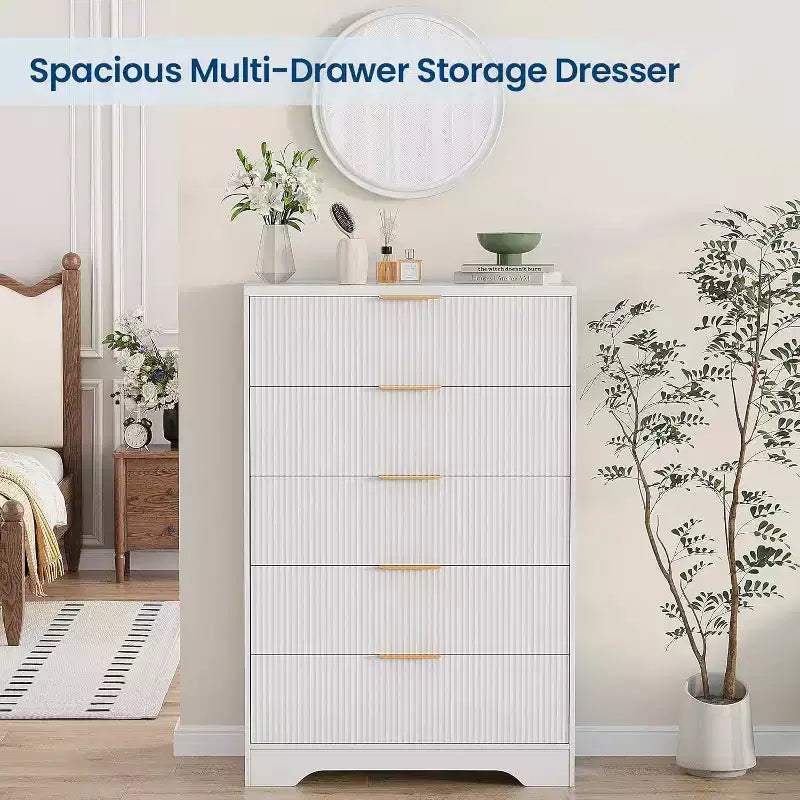Commode à 5 tiroirs cannelés de 119 cm de hauteur avec poignées dorées, armoire de rangement au fini ton bois pour chambre, placard et entrée, organisateur multi-usage