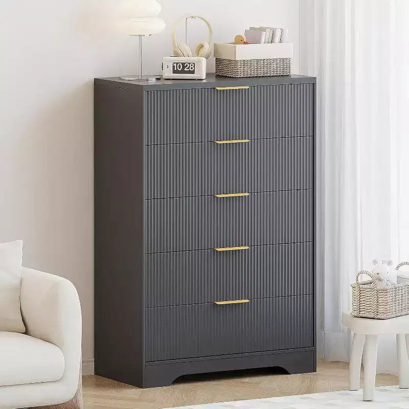 Commode à 5 tiroirs cannelés de 119 cm de hauteur avec poignées dorées, armoire de rangement au fini ton bois pour chambre, placard et entrée, organisateur multi-usage