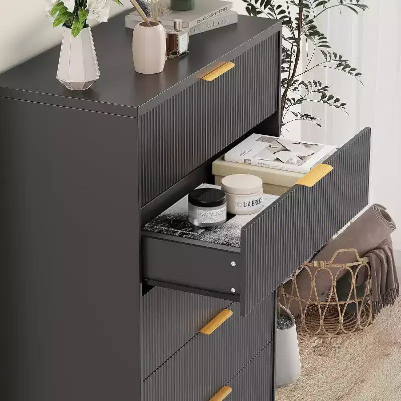 Commode à 5 tiroirs cannelés de 119 cm de hauteur avec poignées dorées, armoire de rangement au fini ton bois pour chambre, placard et entrée, organisateur multi-usage