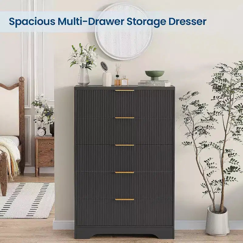 Commode à 5 tiroirs cannelés de 119 cm de hauteur avec poignées dorées, armoire de rangement au fini ton bois pour chambre, placard et entrée, organisateur multi-usage