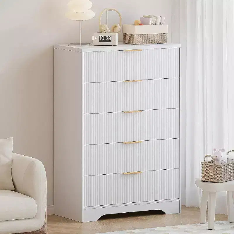 Commode à 5 tiroirs cannelés de 119 cm de hauteur avec poignées dorées, armoire de rangement au fini ton bois pour chambre, placard et entrée, organisateur multi-usage