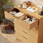 Commode moderne cannelée à 5 tiroirs de 121 cm de haut, chêne naturel, poignées dorées, plateau de 90 kg, anti-basculement, étanche, rangement d'appoint pour chambre/couloir