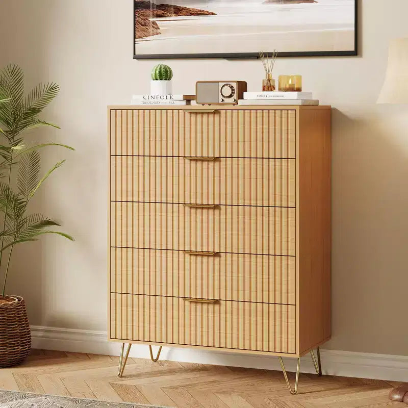 Commode moderne cannelée à 5 tiroirs de 121 cm de haut, chêne naturel, poignées dorées, plateau de 90 kg, anti-basculement, étanche, rangement d'appoint pour chambre/couloir