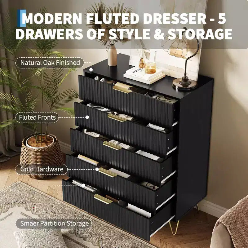 Commode moderne cannelée à 5 tiroirs de 121 cm de haut, chêne naturel, poignées dorées, plateau de 90 kg, anti-basculement, étanche, rangement d'appoint pour chambre/couloir