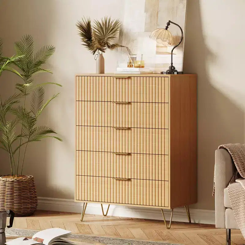Commode moderne cannelée à 5 tiroirs de 121 cm de haut, chêne naturel, poignées dorées, plateau de 90 kg, anti-basculement, étanche, rangement d'appoint pour chambre/couloir