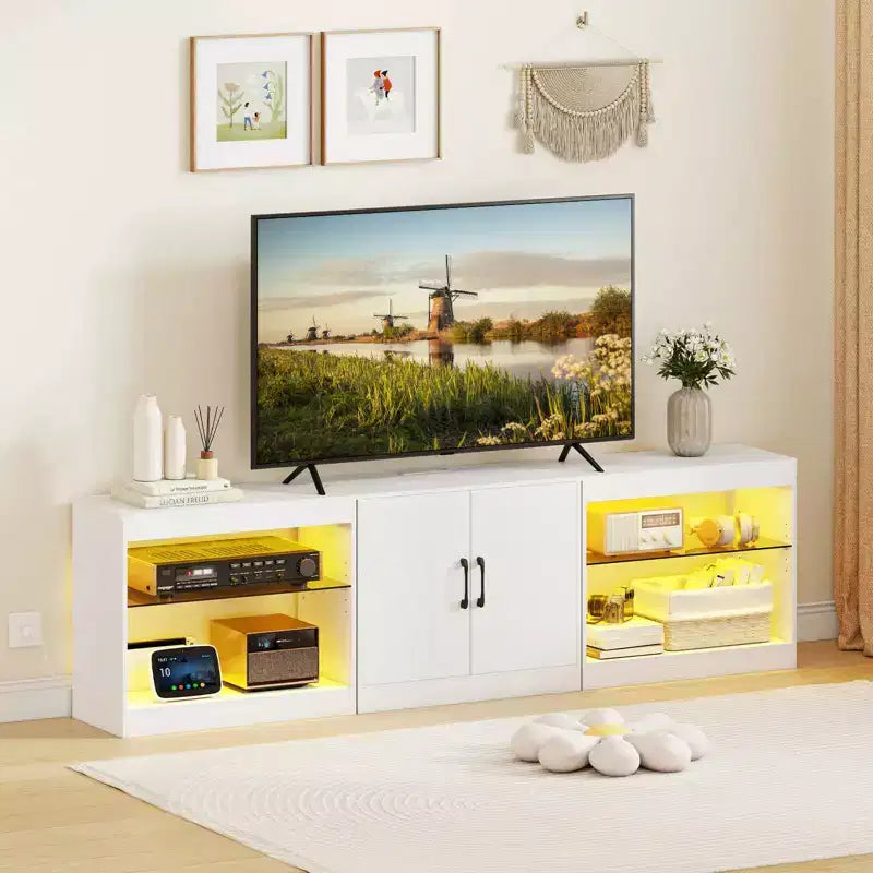 Meuble TV Costway avec prises de courant, lumières LED réglables et placard de rangement pour téléviseurs jusqu'à 85 pouces, noir/blanc