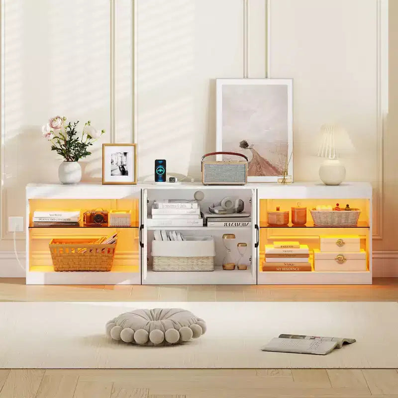 Meuble TV Costway avec prises de courant, lumières LED réglables et placard de rangement pour téléviseurs jusqu'à 85 pouces, noir/blanc