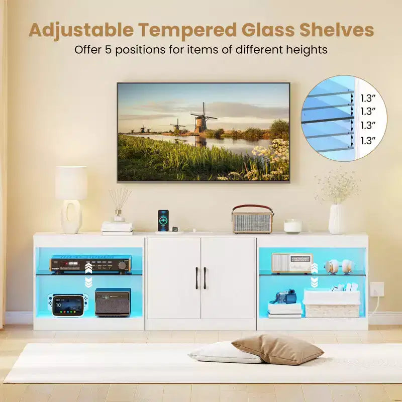 Meuble TV Costway avec prises de courant, lumières LED réglables et placard de rangement pour téléviseurs jusqu'à 85 pouces, noir/blanc